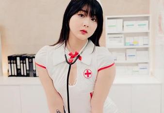 Jang Joo(장주)的制服照片，原图暗示了一些职场潜规则？