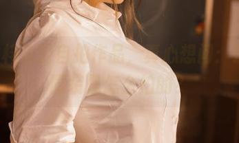 Leah梓未的自拍作品，真心想问：这全套服装是怎么拍的？