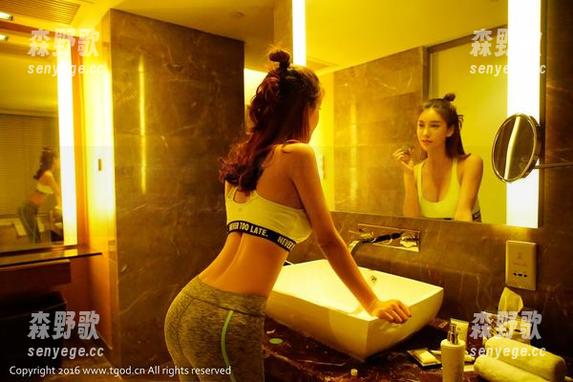 QingDouKe青豆客 - 施忆佳Kitty酱的泳装是如此“不可思议”，美图更新让人疑惑：“我的健身计划去了哪里？”
