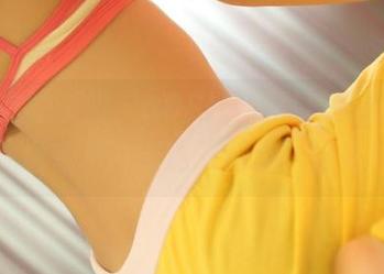 看不完的美脚，ROSI最新写真更新，让你也想来试试这“脚步”服务！