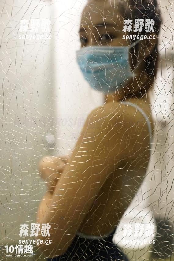 标准泳装与ROSI的畅玩：精选写真，纯粹有趣！