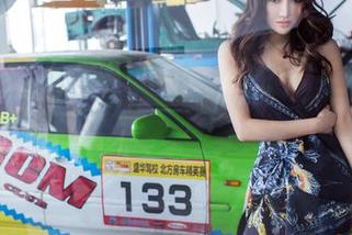 TuiGirl – 王馨瑶的私房写真：职业装的严肃与俏皮