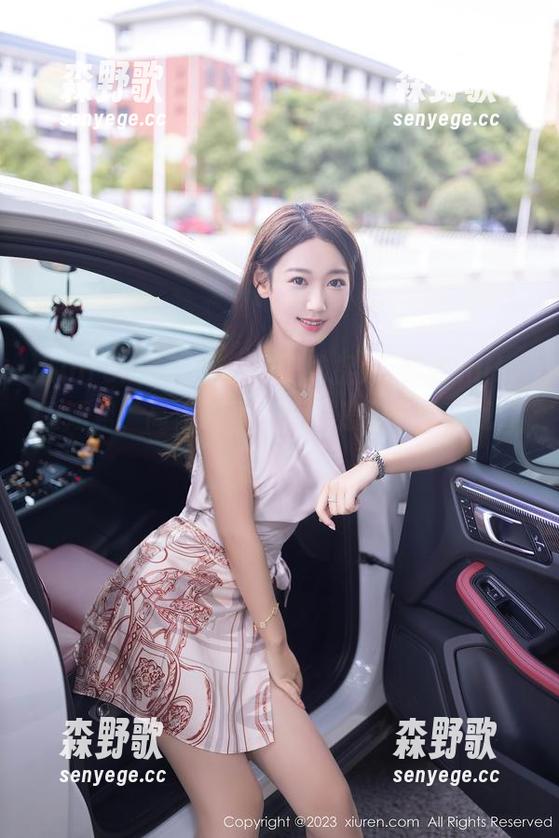 Xiuren秀人网-大琪琪Emily Xiuren秀人网 - 在线捕捉大琪琪Emily的短裙,高清画面,简直是裙子的自我介绍。