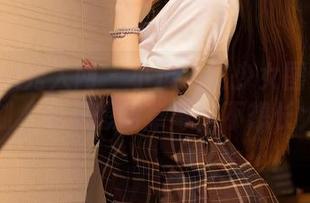 Xiuren秀人网 – 小逗逗的少女图集：这一刻，我只想啃草莓，不想长大！