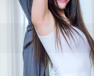 头条女神 – 李丽莎户外图册：看她如何在青草地里“演绎”大自然