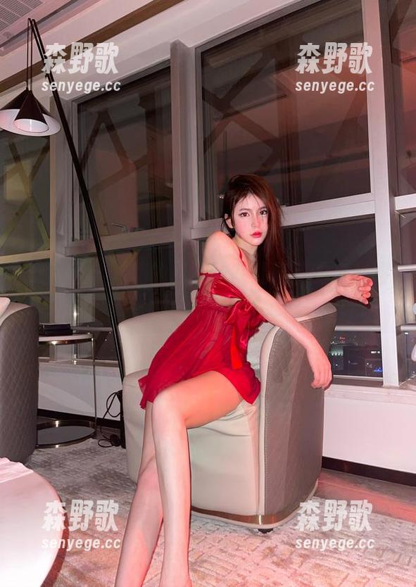 微密圈 - 奔跑的晶骡子在红灯下的身材图集：就算是模糊点，也让人想多看几眼。