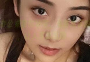 微密圈 – 办公桌前的奶雯，免费展示的秘书制服，让人浮想联翩。
