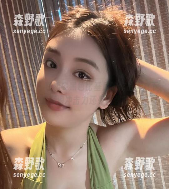 微密圈 - 看奶雯黑色比基尼的作品，底下的海浪冲击力还是很强的