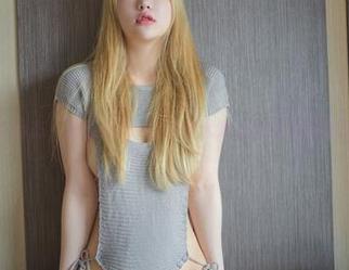 游刃有余的姿态，孙乐乐(손예은)在泳池里的高清图册等你翻阅。