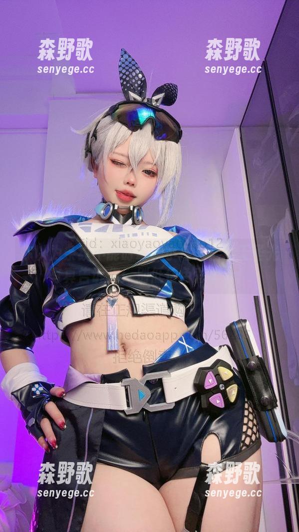 你以为条纹不能时髦？小瑶幺幺用无圣光写真告诉你：别低估色彩组合！