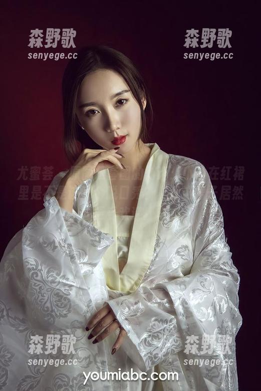 尤蜜荟 - 原图跟套图的对话：小仙在红裙里是不是该开个脱口秀？“我这裙子居然更受欢迎！”