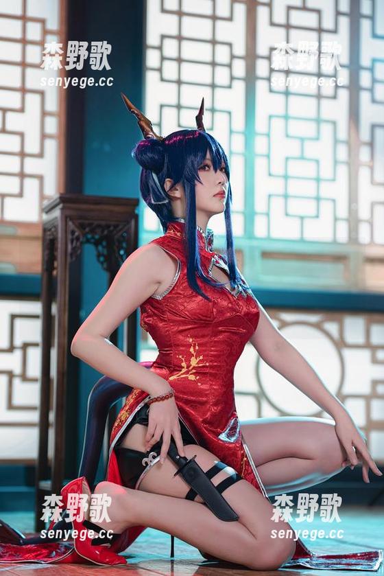 无奈！星之迟迟的尼尔机械纪元2B兔女郎cos，一看就想下载，可怜我的磁盘空间啊。