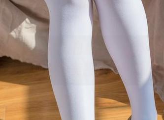 在海边的JK制服与白丝里，根本不需要滤镜！森萝财团的美图直接吸引眼球。