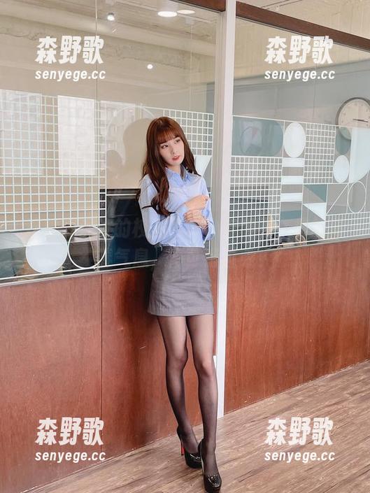 这种泥泥汝的校服写真，有种不一样的青春气息，不可错过哦！