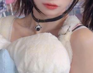 清青琴玖的裸足写真，充满一股奇特的气氛，让我在自言自语，“她是不是真的喜欢散步？”