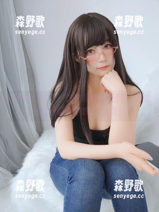 白银81 白银81又来了!这次带来最新图包,游泳的样子像是在舞台上走秀!