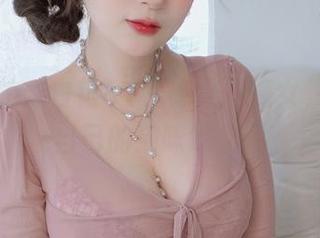 套图抓拍：白银81化身见习魔女，差点被自己的猫咪咬到！
