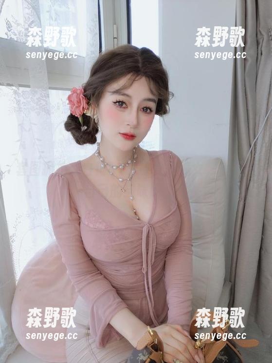 白银81 套图抓拍:白银81化身见习魔女,差点被自己的猫咪咬到!