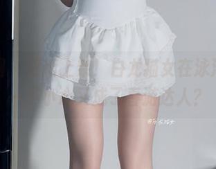 微密圈 – 更新上架！白龙猫女在泳池边，一不小心又成了春游达人？