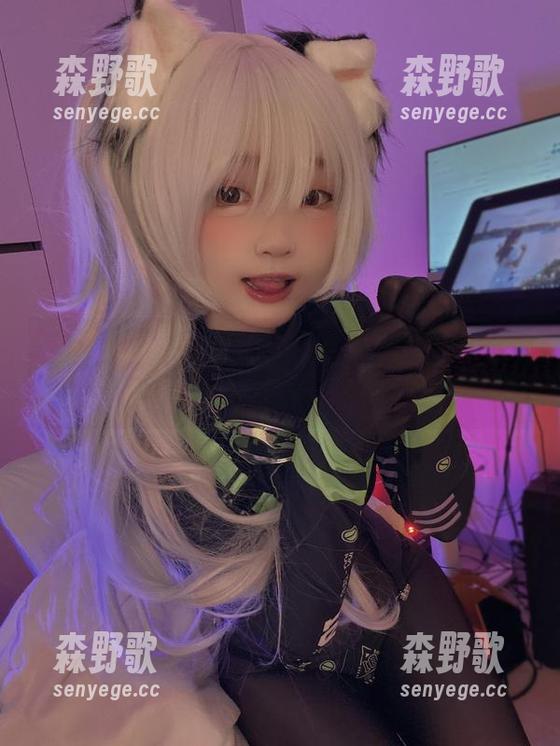 集合！神沢永莉的黑丝牛仔裤搭配，越看越觉得，这胸前的开口设计真绝！