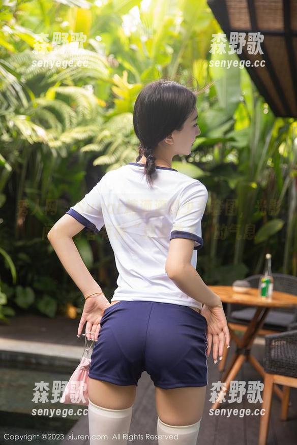 秀人网 - Sugar糖酒酒的少女套图，光影间的青春有种“糖果教主”的气息