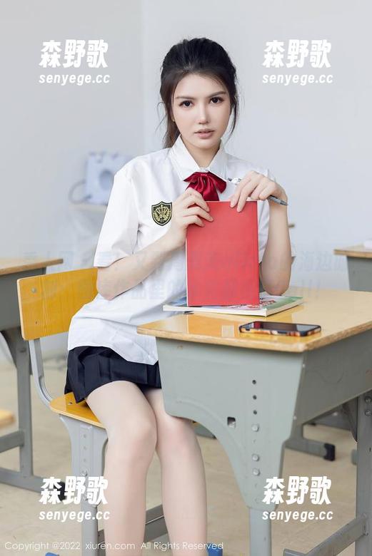 秀人网 - 看！又到周美美alicia的海边时刻：图库作品里的水花都在打Call！