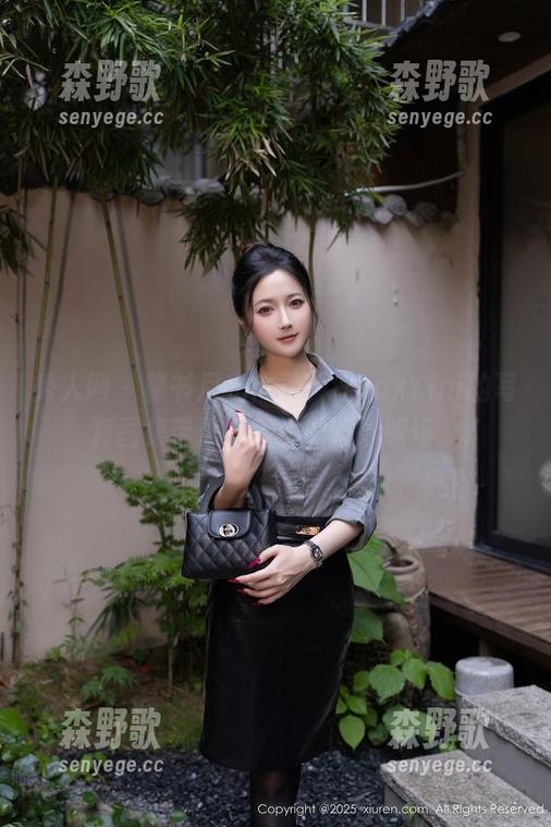 秀人网 - 秘书月光，孟狐狸FoxYini的写真图集带你进入她的奇妙职场。
