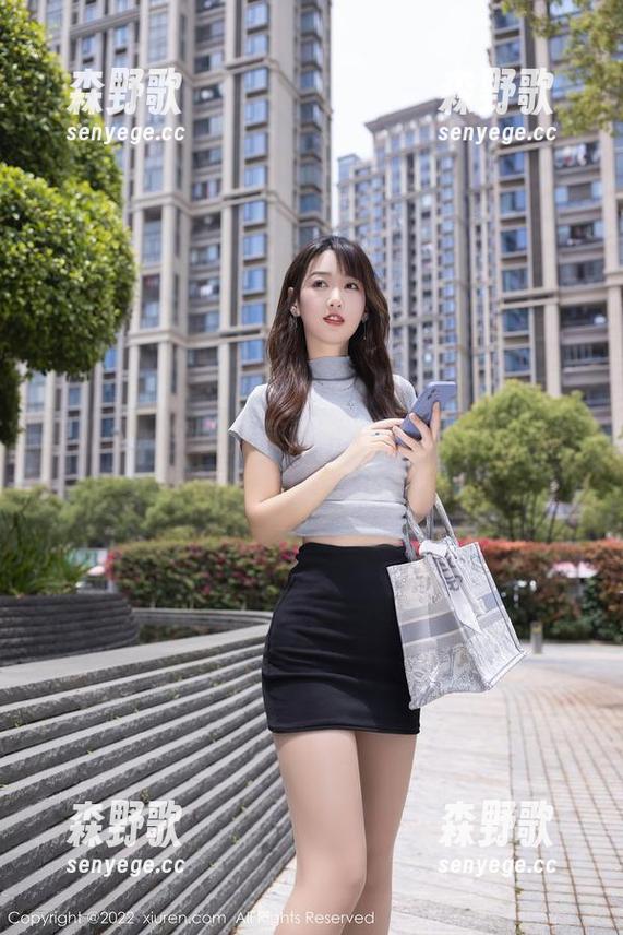 秀人网 - 免费分享雨儿1494的镂空写真，你的表情包又添新宠！