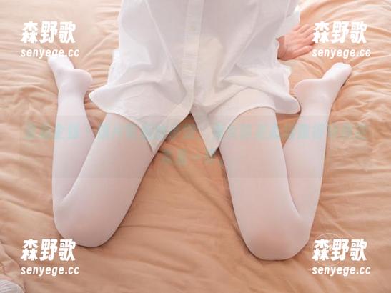 紧急企划 - 照片背后的小婕，兔女郎姿态随意得好像在家里一样。