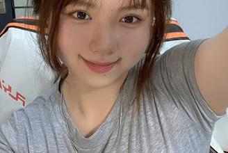 微密圈 – 图片中的红睡衣，让“葱油饼er”再也不想穿别的了。。。