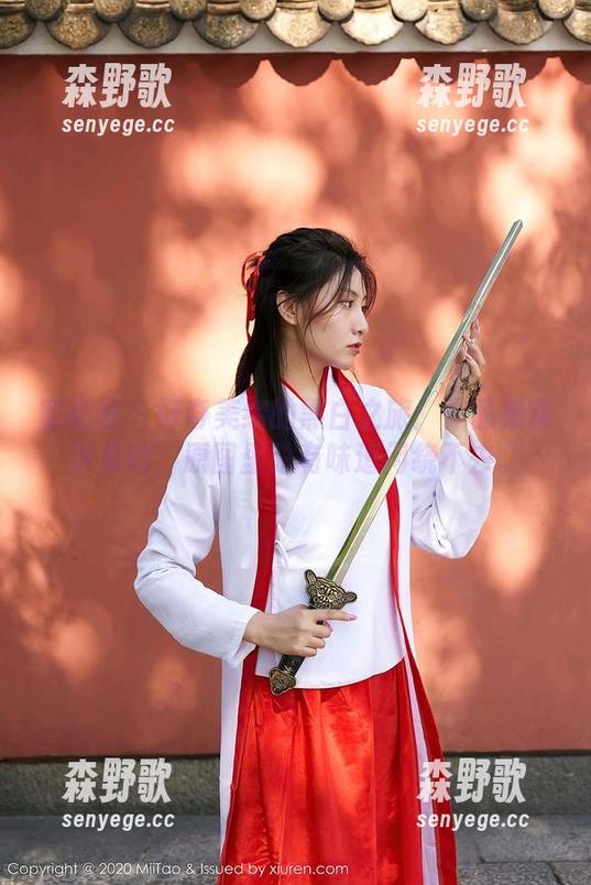 蜜桃社 - 好奇美绪的黑白之旅：作品集偶尔晃动，原图里总有味道闲绕不去。