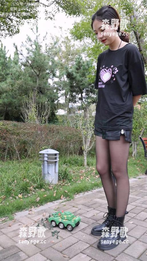 袜啵啵 - 小甜豆发布了新的套图，不得不赞叹白色蕾丝袜选得真妙！