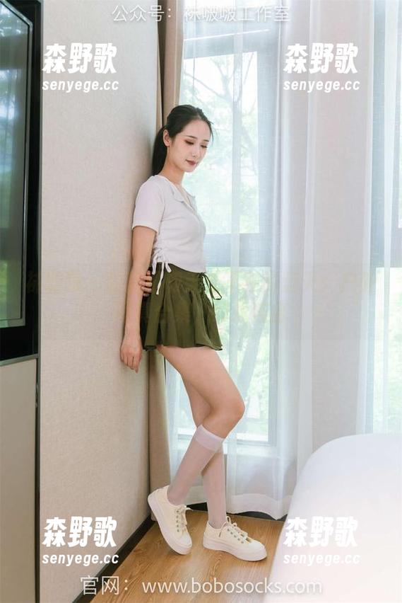 袜啵啵 - 甜甜圈和无处不在的蓝天：户外写真合集，好戏连台