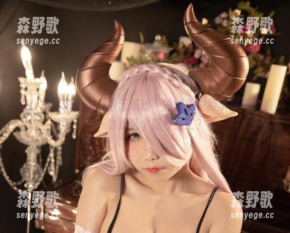 贺！贞子蜜桃在“碧蓝航线”的制服中寻求职场灵感——也是选个航母员工？