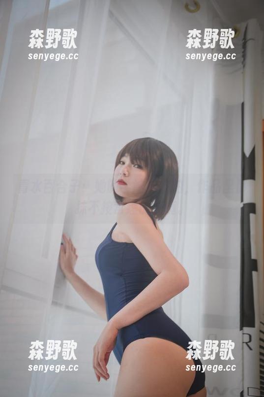 青水百合子：她的学妹jk自拍，作品里那抹不按常理的纯真。