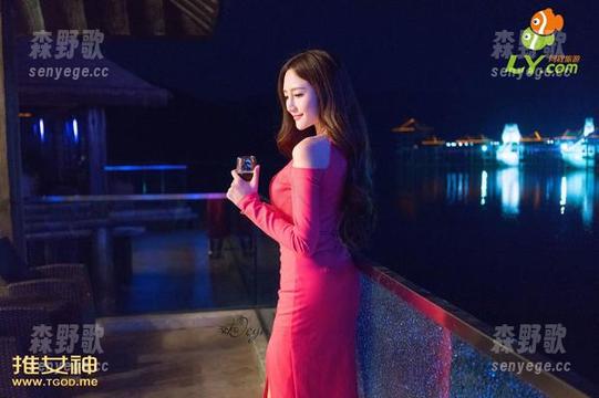 青豆客 - 潇同学图集：吊带的不负责任和选择恐惧症