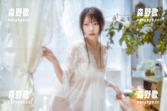 香草喵露露 舒适的牛仔背带裤与杨枝甘露,香草喵露露作品的完美碰撞