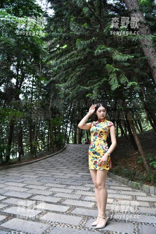 魔镜街拍 - 婷婷：白色吊带连衣裙与黑丝美腿，让我问一下，怎么会有如此组合的精选作品集？