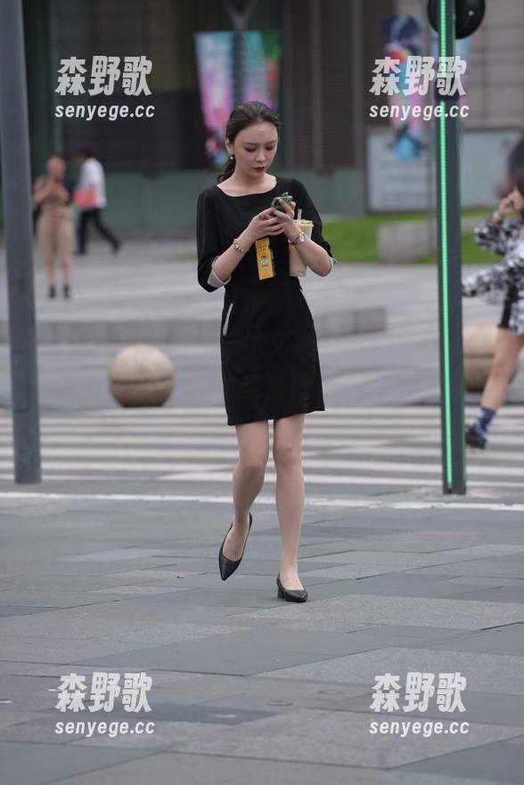 魔镜街拍 - 套图时代又来临，看看楼楼的白色连衣裙，超像是那种很值得收藏的小清新。