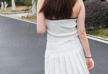 魔镜街拍 – 制服？艾小青的原图与图册虐心组合，撩得人想要追问。