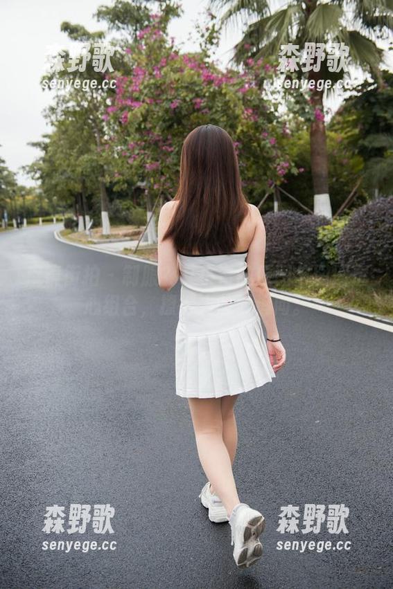 魔镜街拍 - 制服？艾小青的原图与图册虐心组合，撩得人想要追问。